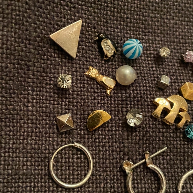 Lot of 19 single earrings - studs and small hoops - Really cute! - photo 4