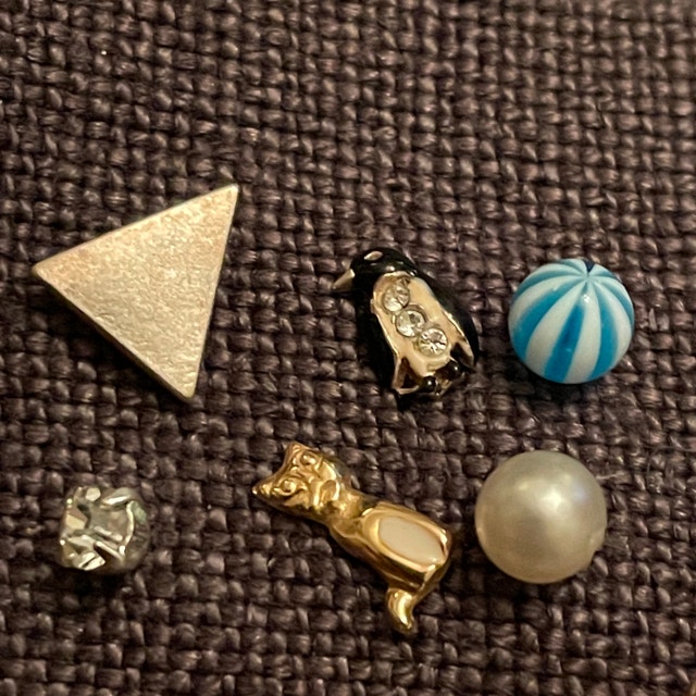 Lot of 19 single earrings - studs and small hoops - Really cute! - photo 5