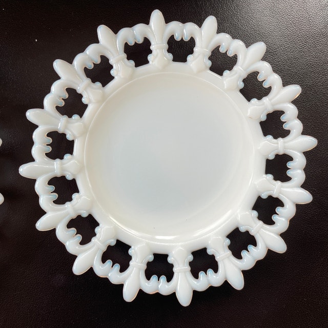 2 x Westmoreland Milk Glass Plates - Fleur de Lis - photo 2