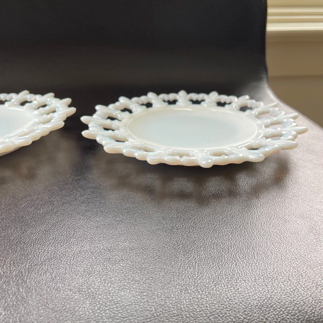 2 x Westmoreland Milk Glass Plates - Fleur de Lis - photo 3