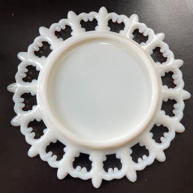 2 x Westmoreland Milk Glass Plates - Fleur de Lis - photo 4