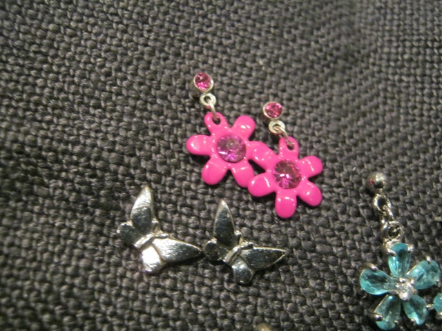 4 Pairs of Earrings - Butterfly & Flower Set - photo 3