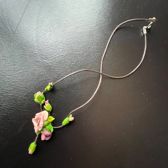 Gorgeous Pink Roses Necklace in gift box - NEW