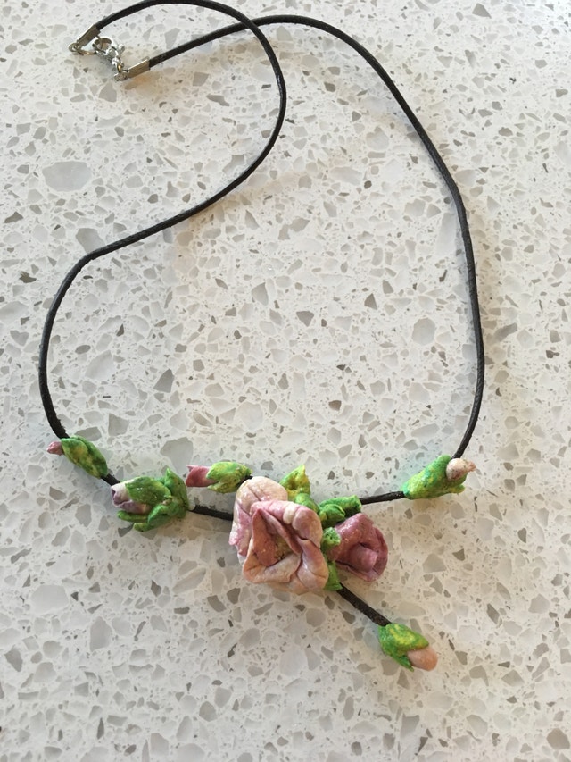 Gorgeous Pink Roses Necklace in gift box - NEW - photo 2