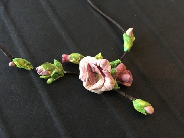 Gorgeous Pink Roses Necklace in gift box - NEW - photo 3