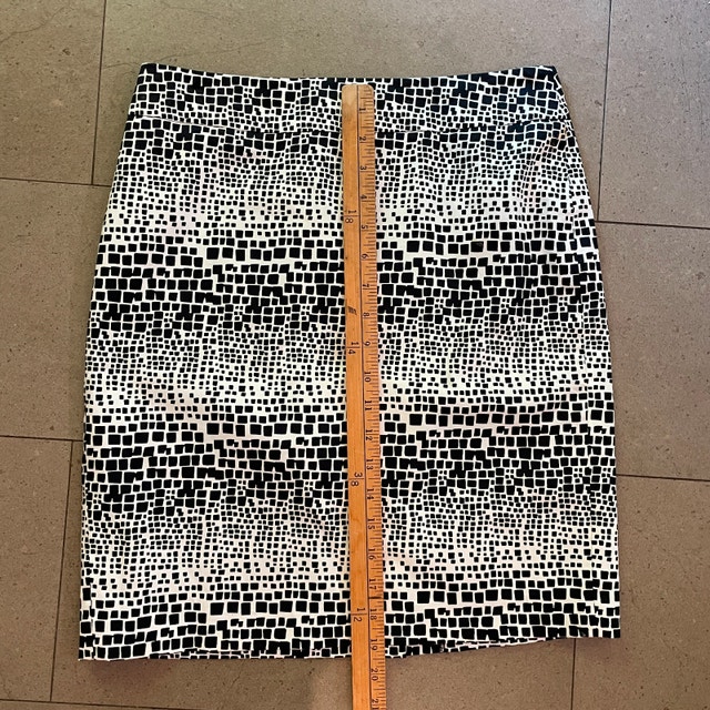Ann Taylor Black & White Mini Pencil Skirt-Sz 4P Retro Fabric - photo 4