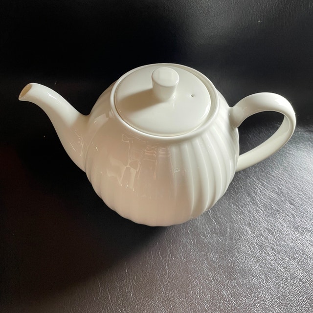 Stunning Wedgwood Night and Day Bone China Teapot - Flawed - photo 2