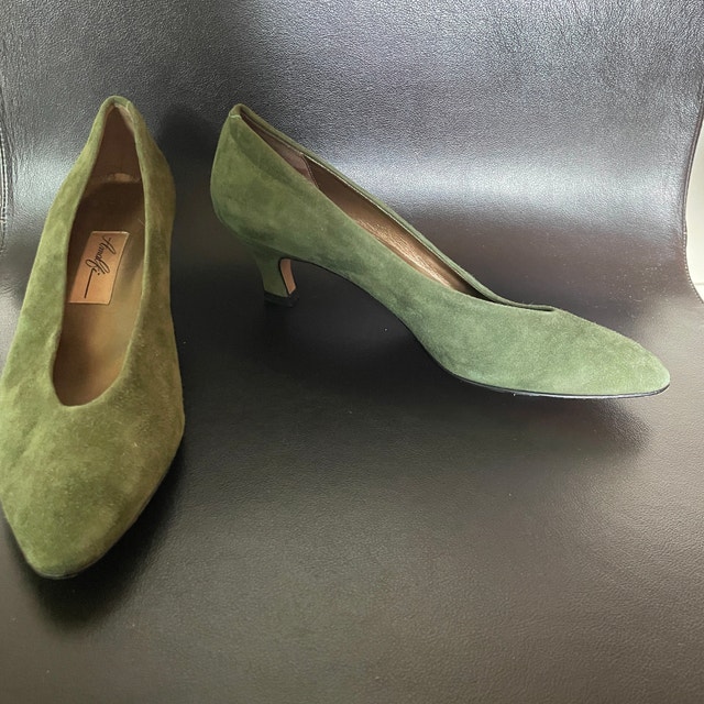 Amalfi Sage Green Suede Kitten Heel Pumps - Size 8.5AA - Italy