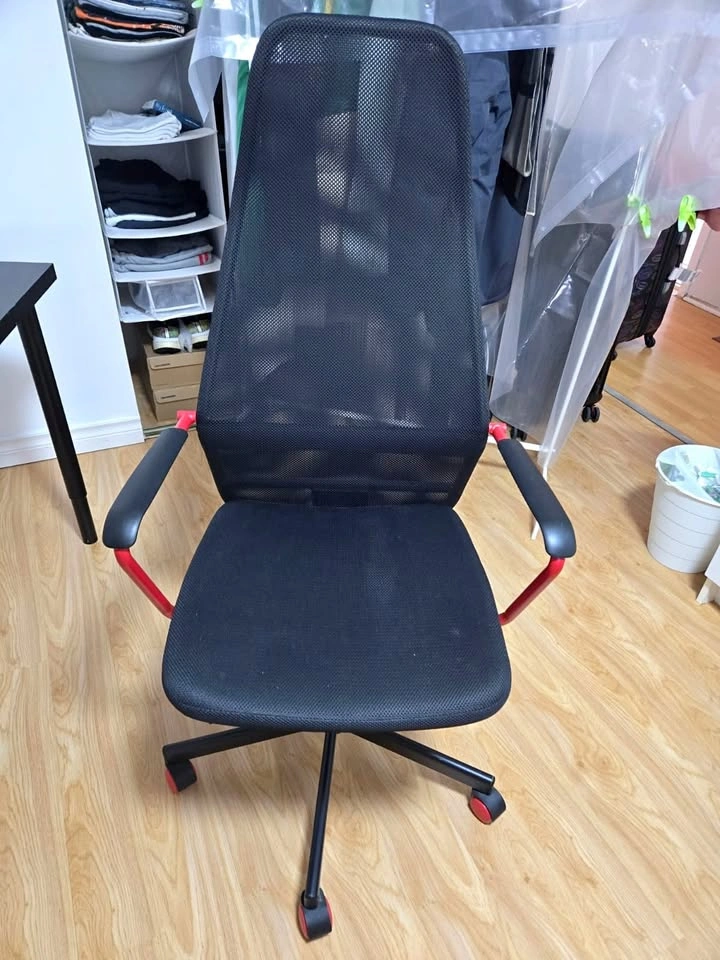 Clean Black Gaming Chair HUVUDSPELARE
