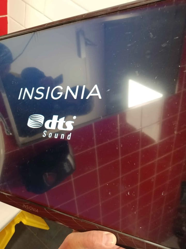 Insignia 32" LED TV NS-32D311NA17 - No Remote - photo 4