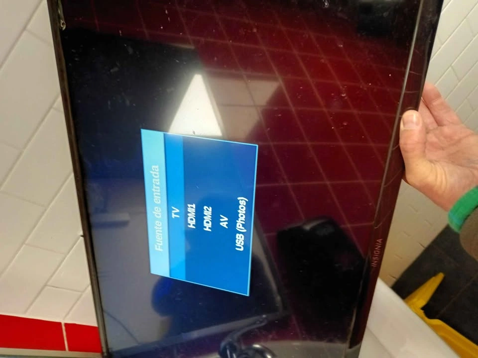 Insignia 32" LED TV NS-32D311NA17 - No Remote - photo 5