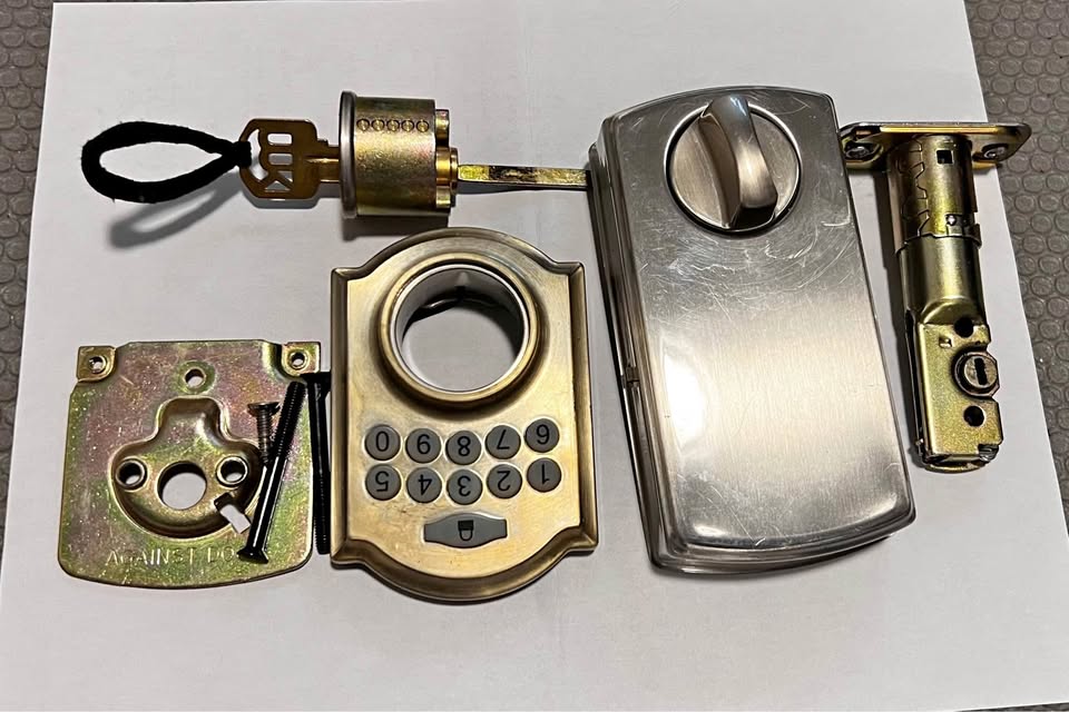 Defiant keypad lock