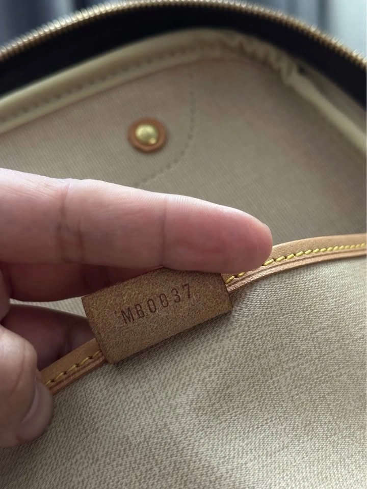 Louis Vuitton Handbag - Authentic - photo 4