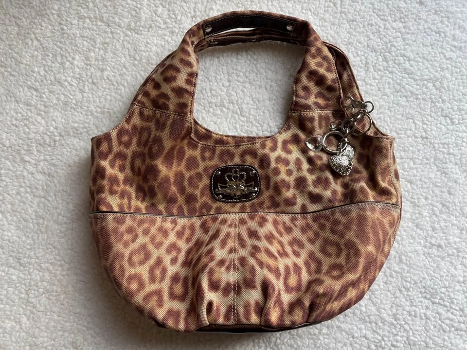 Kathy Van Zeeland RARE Vintage Y2K Leopard Hobo Bag w/ Heart Cha - photo 2
