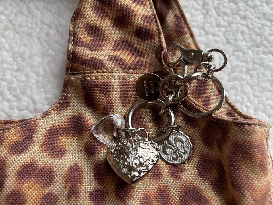 Kathy Van Zeeland RARE Vintage Y2K Leopard Hobo Bag w/ Heart Cha - photo 4