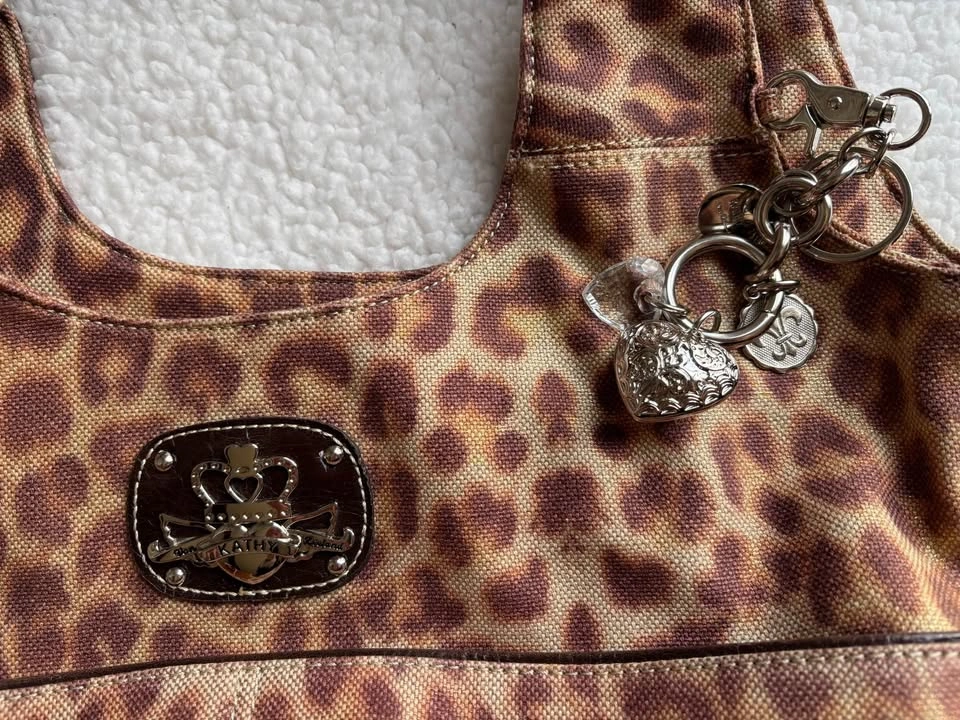 Kathy Van Zeeland RARE Vintage Y2K Leopard Hobo Bag w/ Heart Cha - photo 5