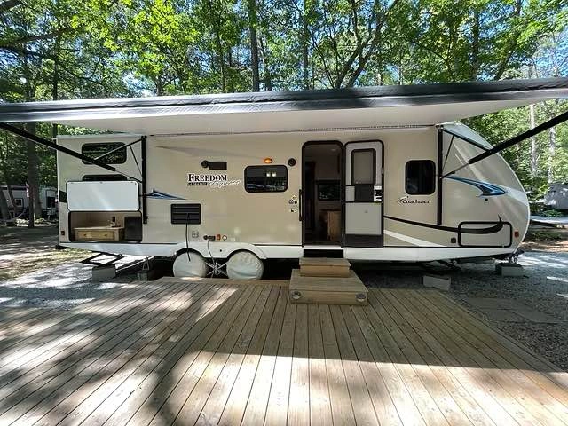 2019 Coachmen Freedom Express Travel Trailer - photo 4