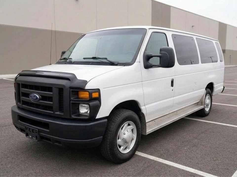 2008 Ford E-350 Super Duty Van - photo 2