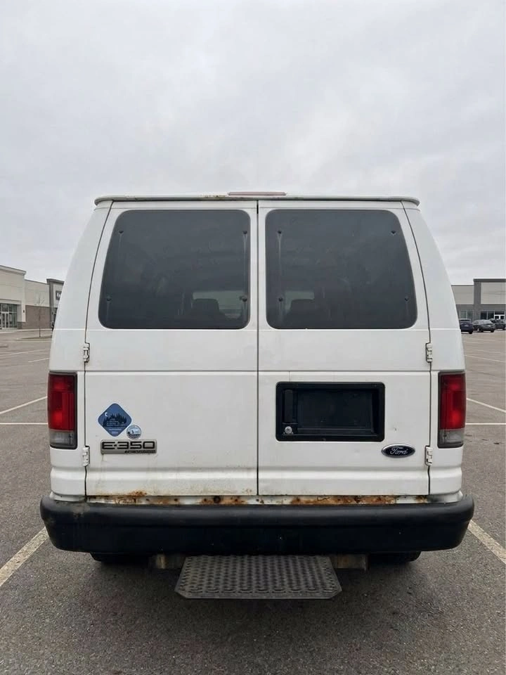 2008 Ford E-350 Super Duty Van - photo 4