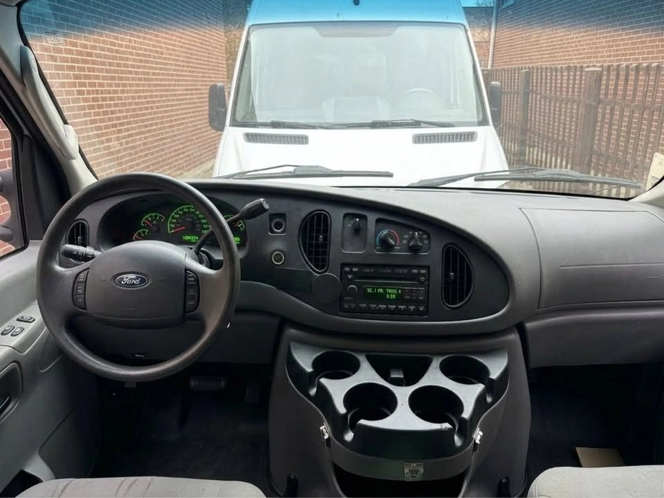 2008 Ford E-350 Super Duty Van - photo 5