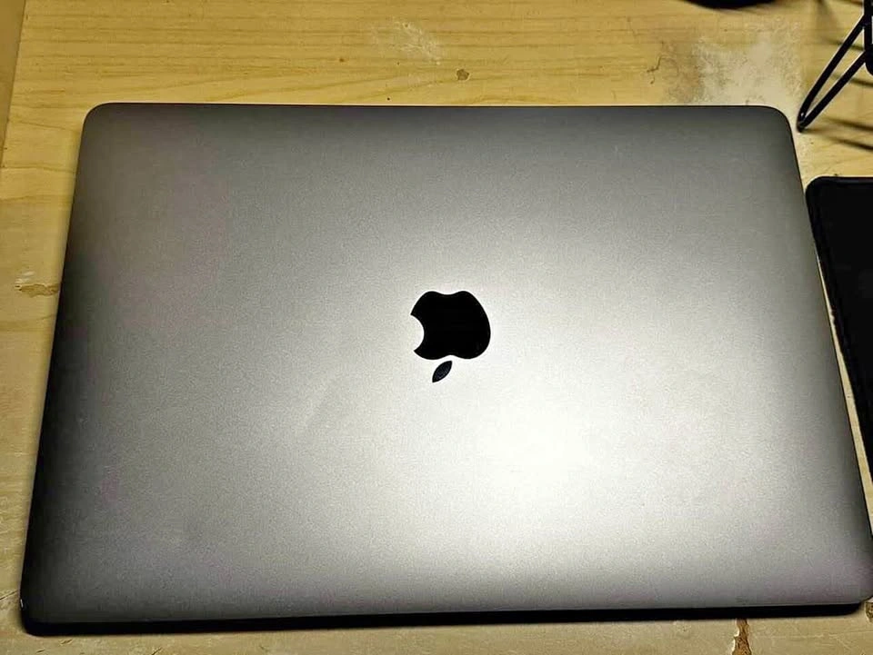 MacBook Air M1 2020 - Box, Charger included