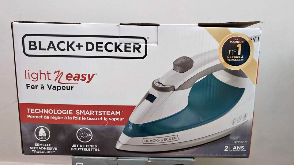BLACK+DECKER Light 'n Easy Steam Iron IR0820C