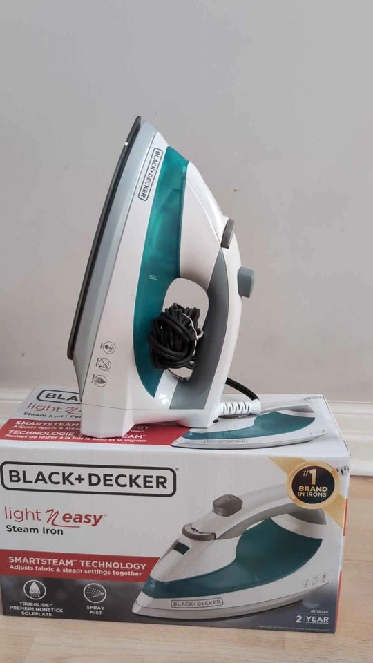 BLACK+DECKER Light 'n Easy Steam Iron IR0820C - photo 2