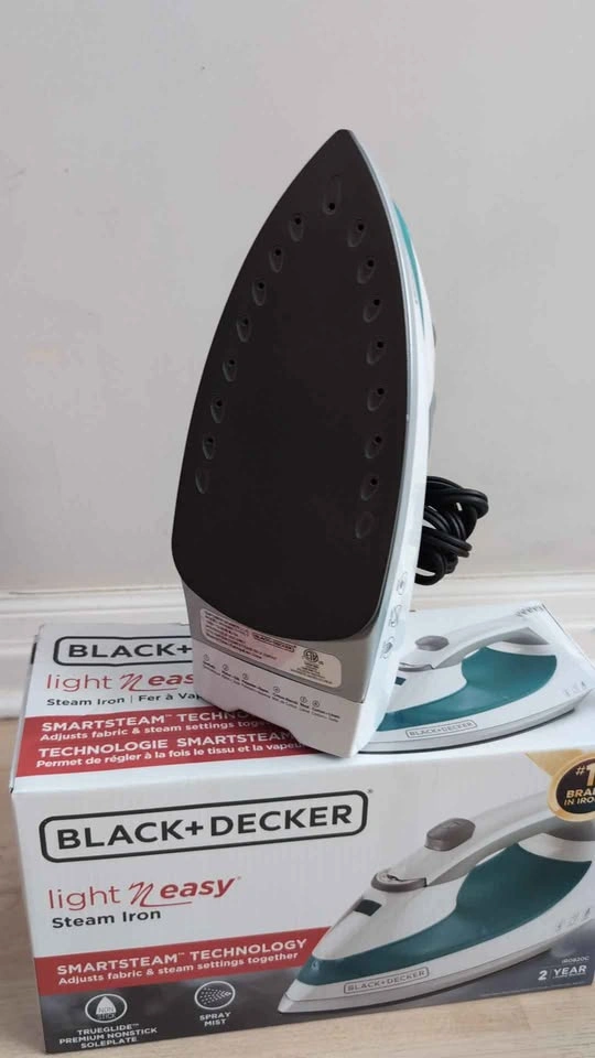 BLACK+DECKER Light 'n Easy Steam Iron IR0820C - photo 3