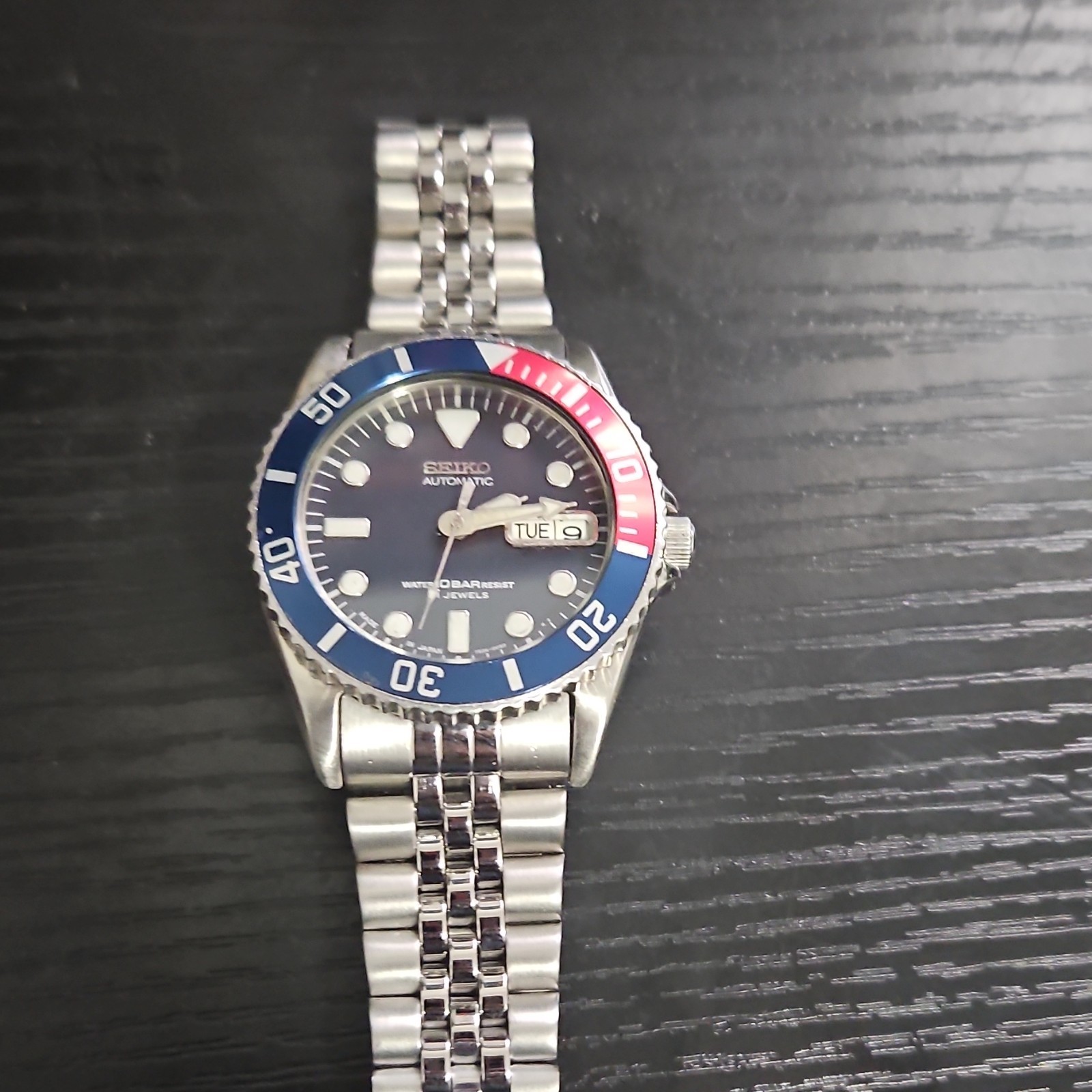 Seiko Men's Automatic Diver Blue Red Bezel Day Date Watch