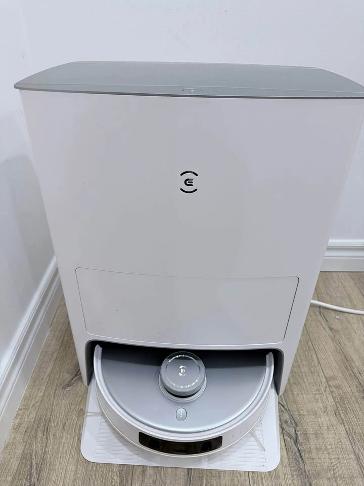 Ecovacs Deebot Omni Robot Vacuum & Mop Station - Like New