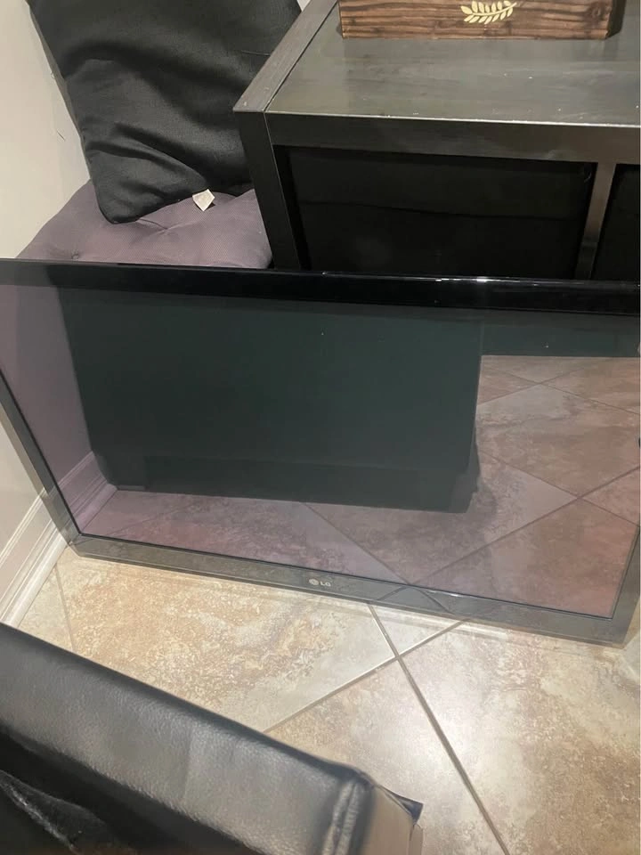 42 Inch LG Plasma TV with Wall Mount - photo 2
