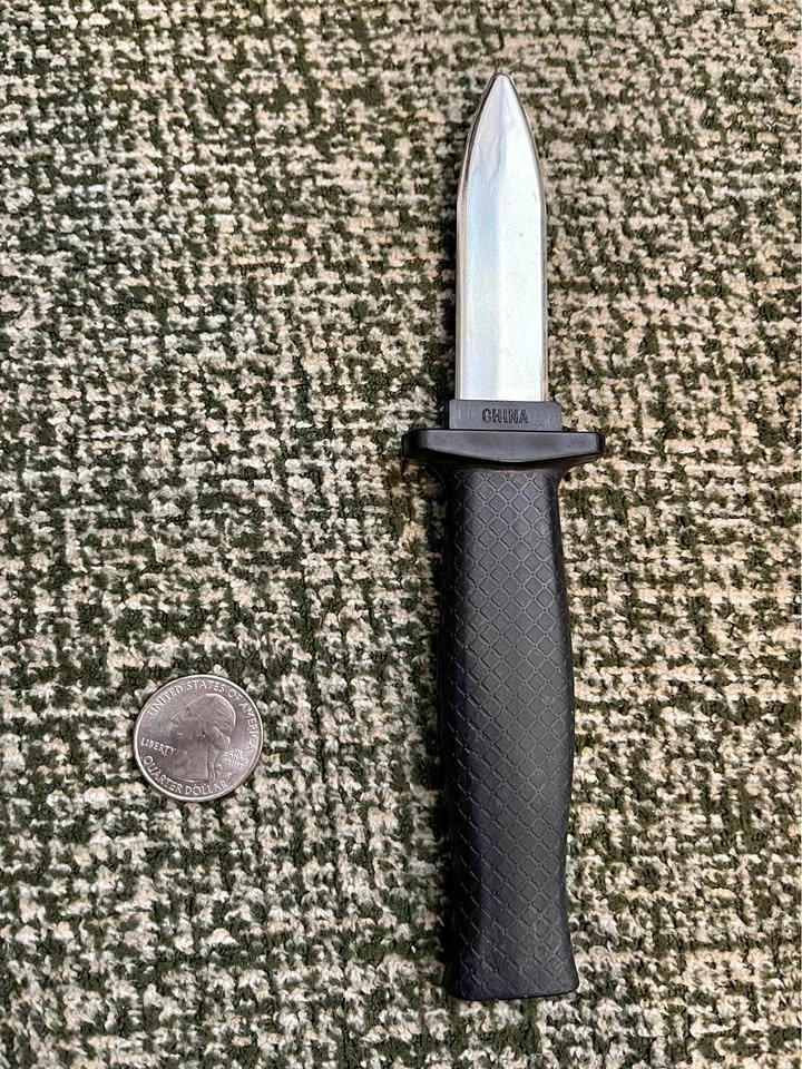 Retractable Knife toy