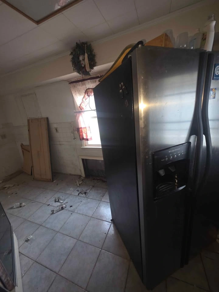 Frigidaire Stainless Steel Side-by-Side Fridge w/ Ice & Water - photo 2
