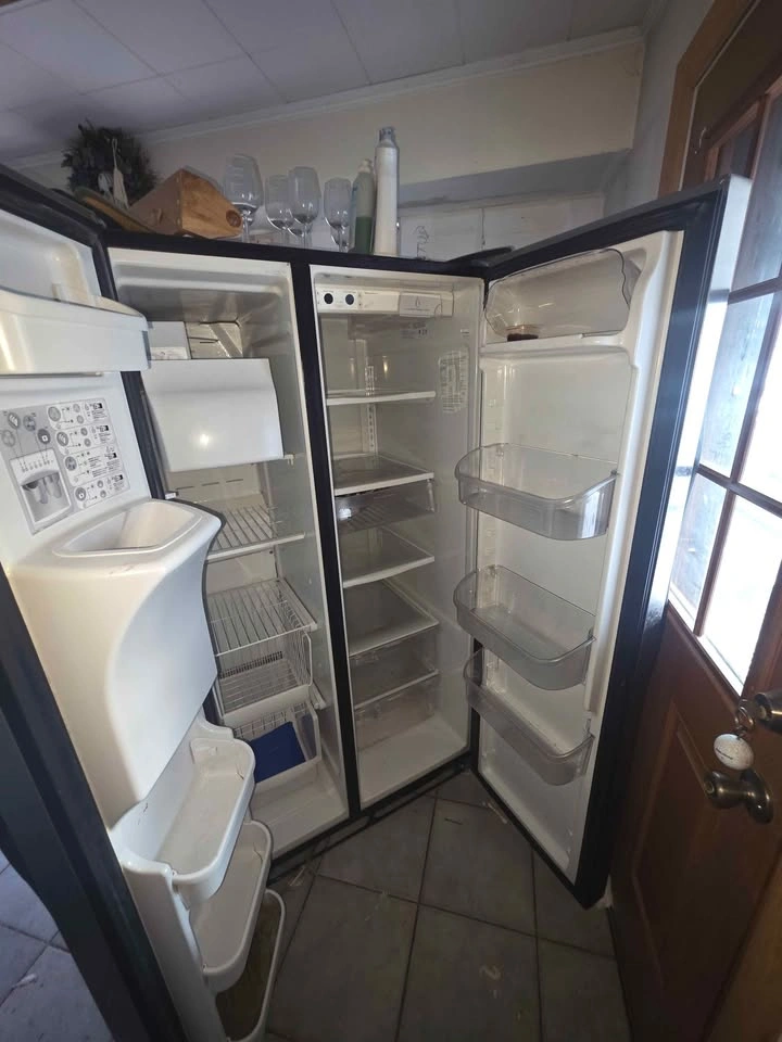 Frigidaire Stainless Steel Side-by-Side Fridge w/ Ice & Water - photo 3