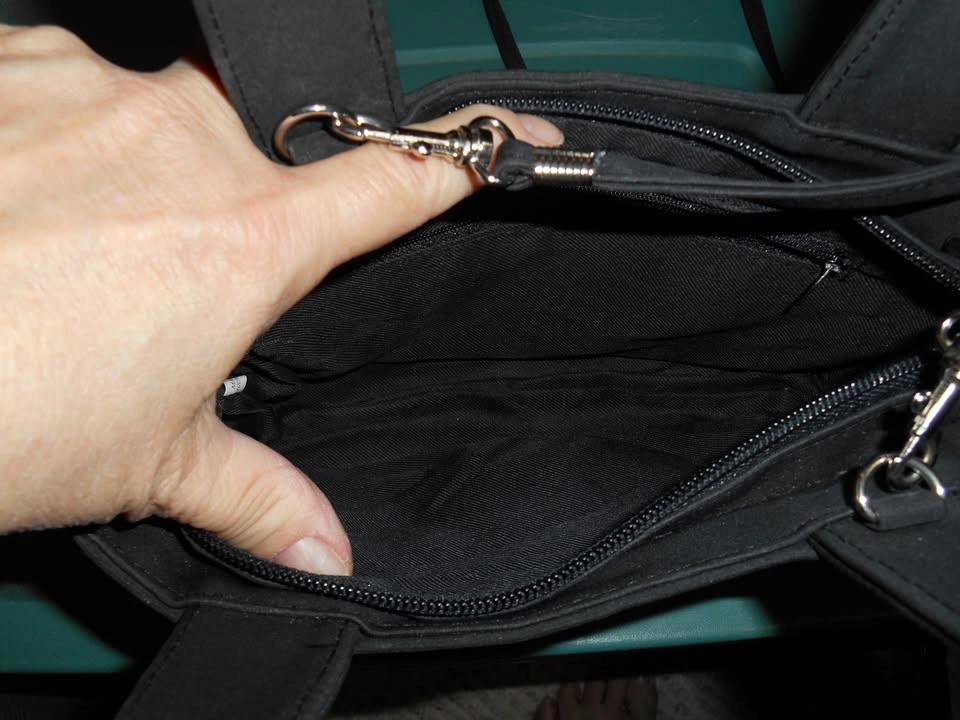 Guess Black Crossbody Pocketbook - photo 2