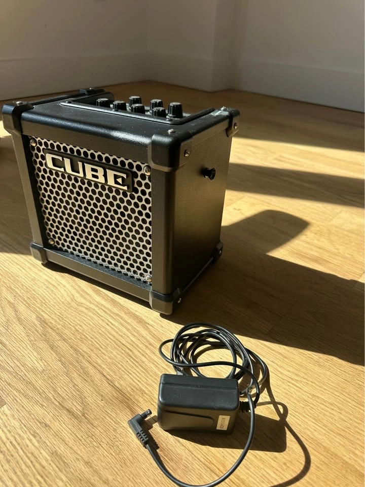 Roland CUBE Mini Guitar Amp - photo 2
