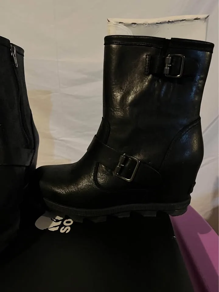 Worn Once. Sorel Joan of Arctic Wedge 2 Buckled Boots image indicator(2)