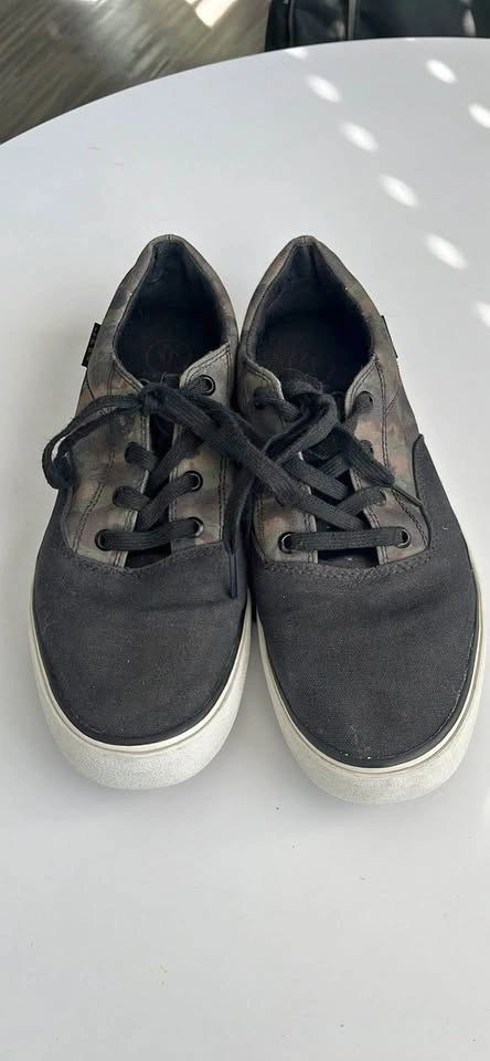 Volcom Camo Shoes Size 8.5
