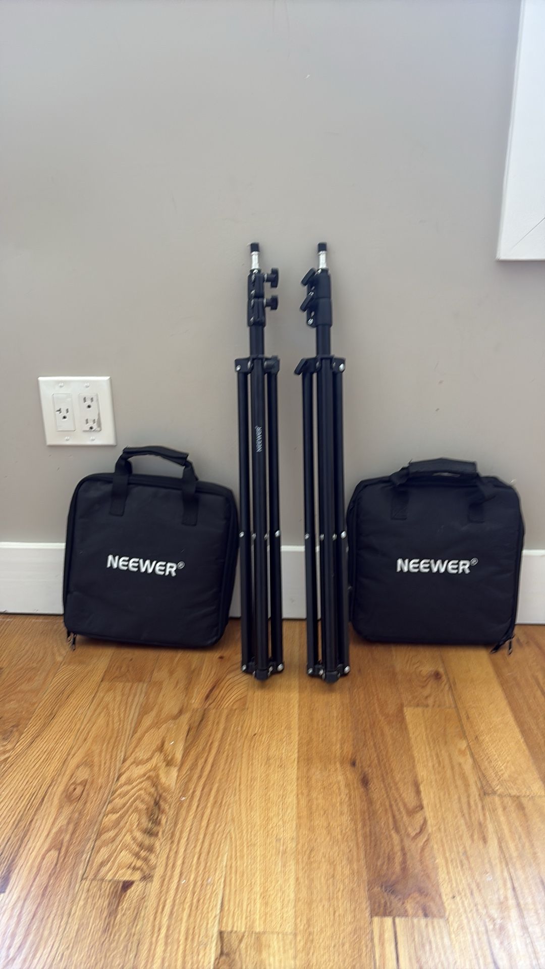 Neewer Set of 2 Lights with Tripods