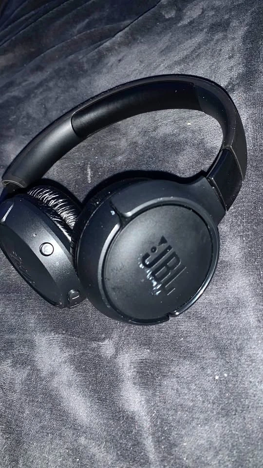 🎧 JBL Bluetooth Headphones – Loud Bass & Comfortable Fit