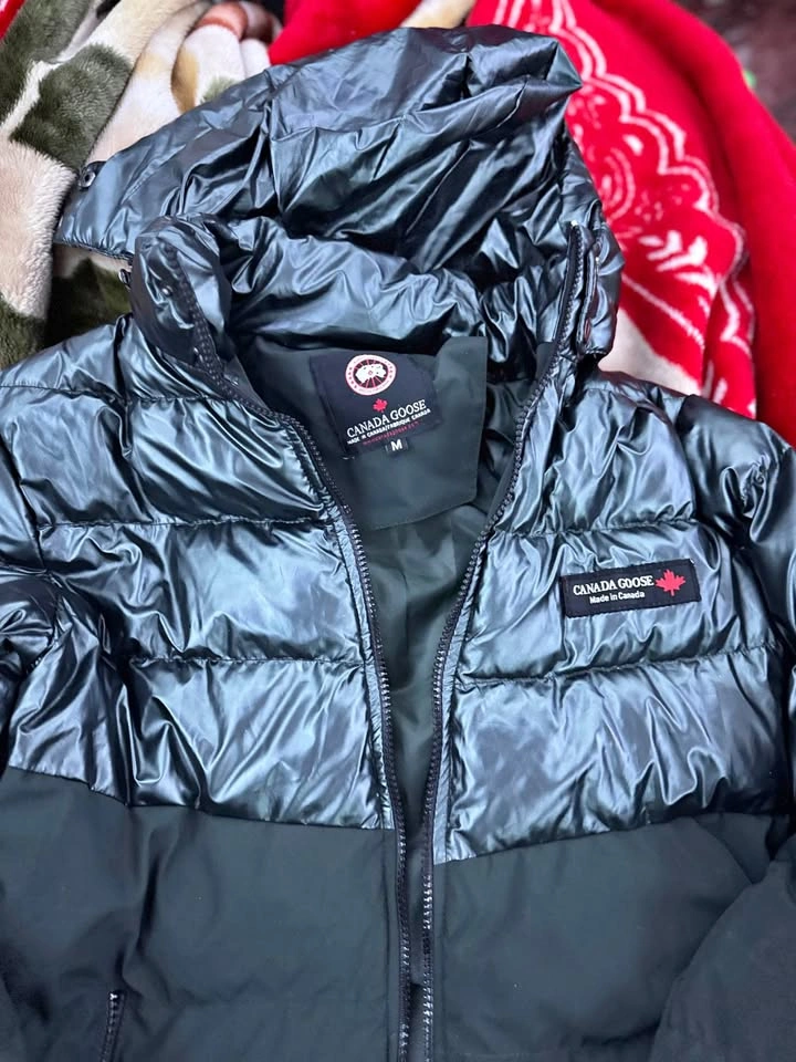 Canada Goose Winter Jacket Size M – Warm, Stylish – Quick Sale!