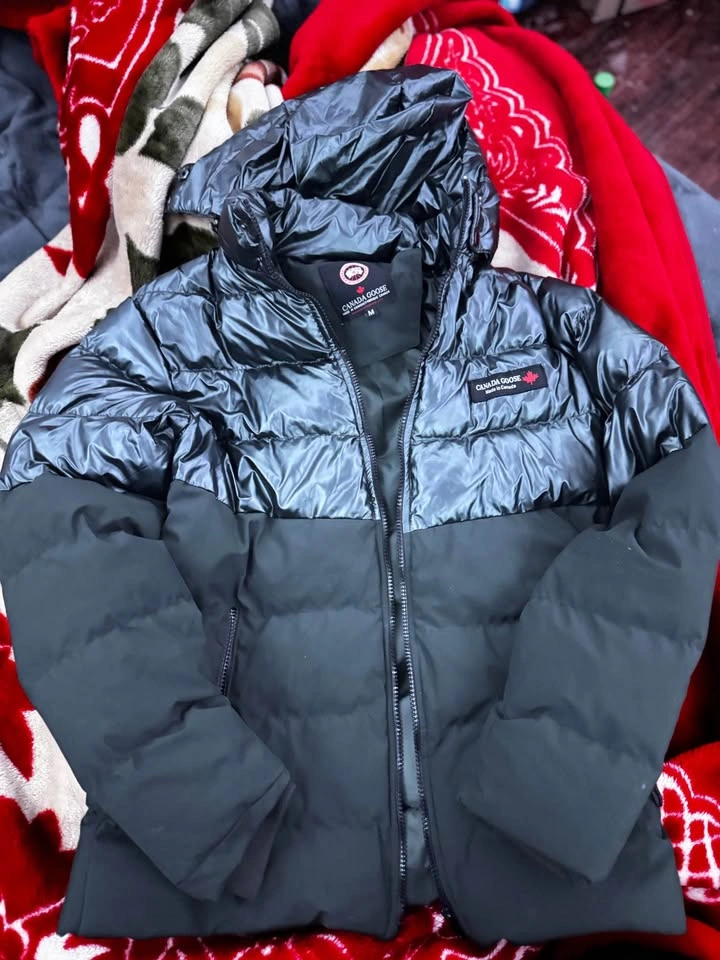 Canada Goose Winter Jacket Size M – Warm, Stylish – Quick Sale! - photo 2