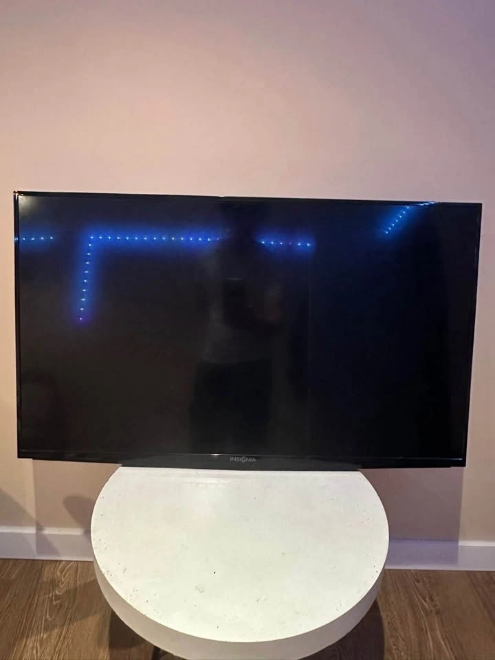 35 inch Insignia TV - photo 2