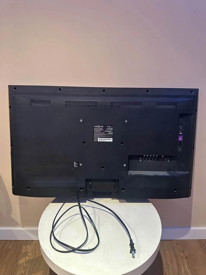 35 inch Insignia TV - photo 3