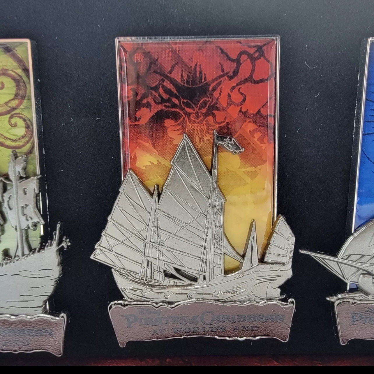 Disney Pirates Of The Caribbean At World’s End LE 1000 Pin Ships - photo 5