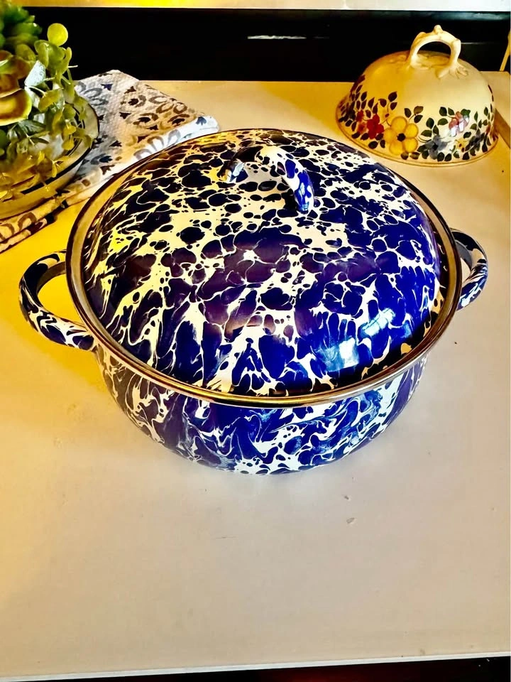 Golden Rabbit Blue and White Enamel Dutch Oven