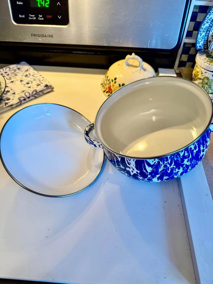 Golden Rabbit Blue and White Enamel Dutch Oven - photo 3