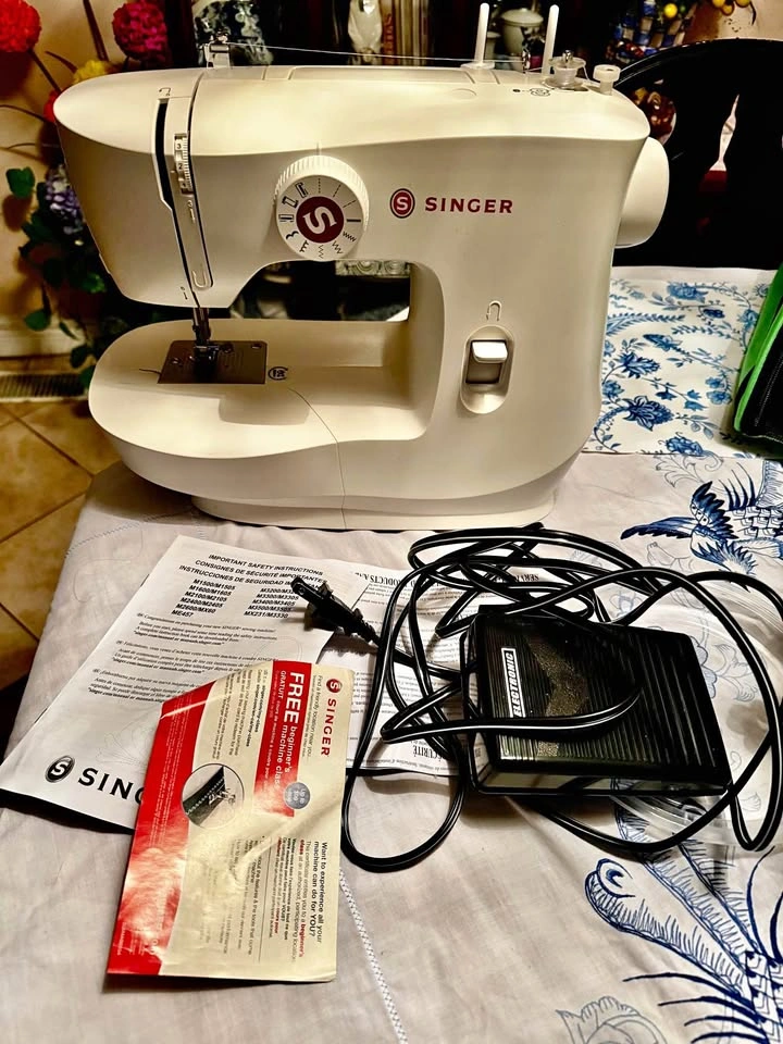 SINGER Sewing Machine and storage bag