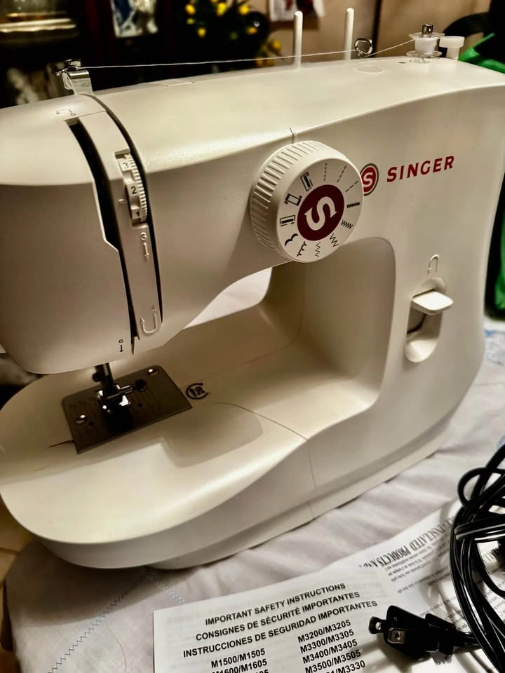 SINGER Sewing Machine and storage bag - photo 2