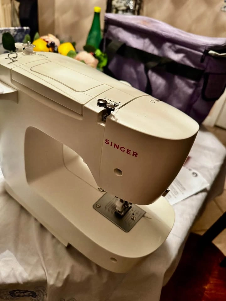 SINGER Sewing Machine and storage bag - photo 3